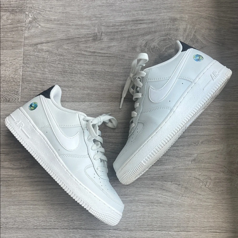 Nike Air Force 1 ’07 Next Nature “White/Black/Globe” Sneakers 6Y / Women’s 7.5